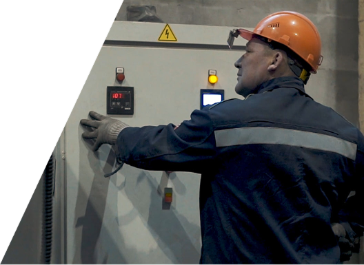 Работник около печи